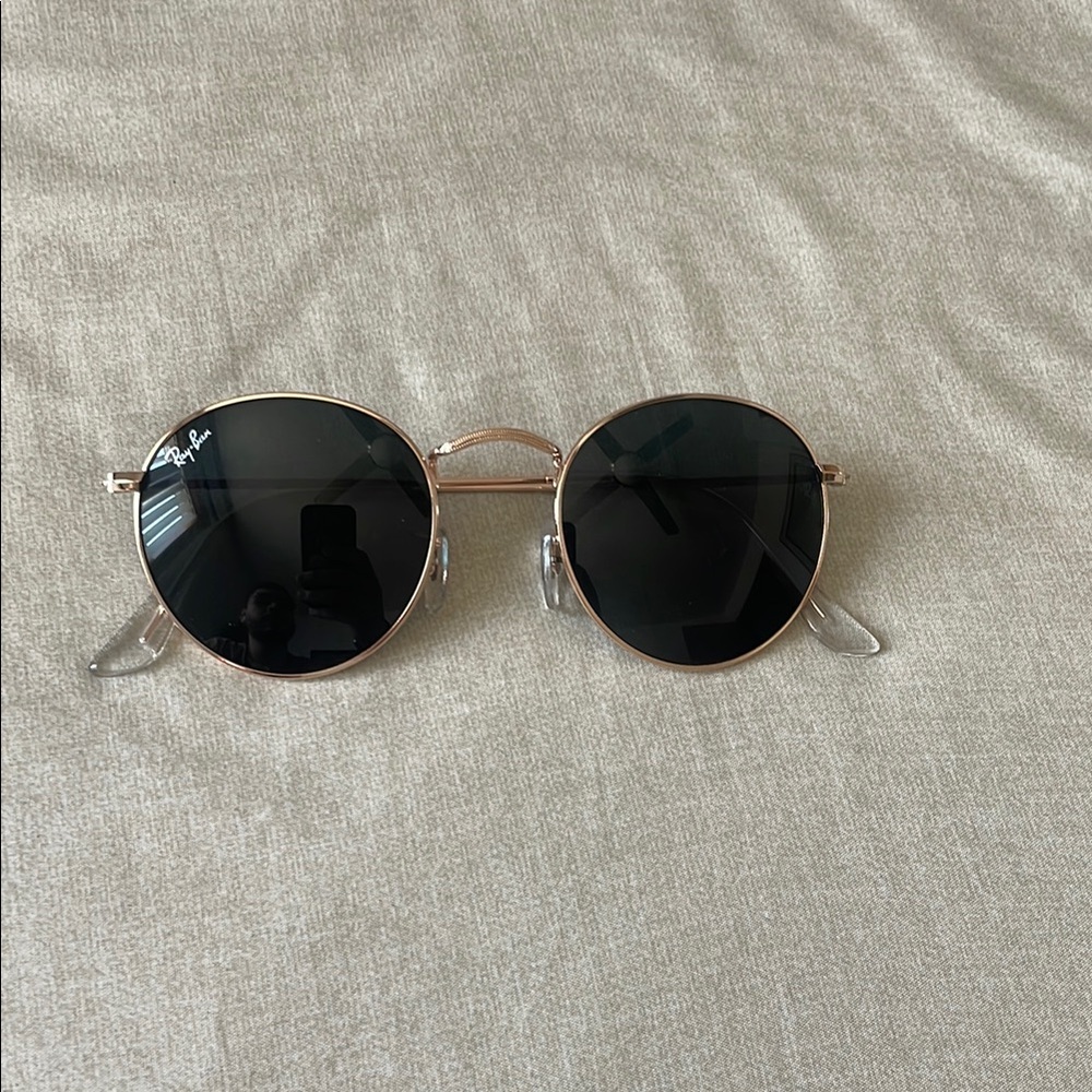 Ray-Ban Round Sunglasses come with brown case